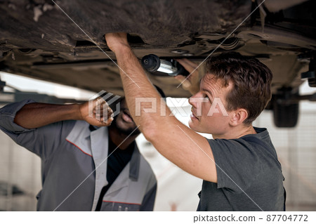 Car service with mechanical team for check suspension of SUV car using Lamp 87704772