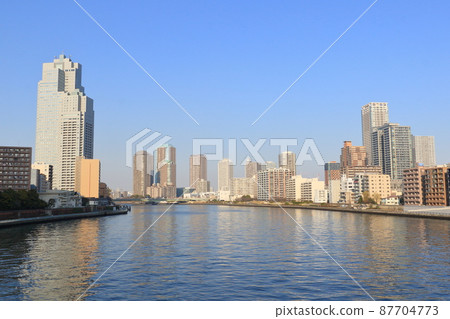 東京隅田川河畔風景 87704773