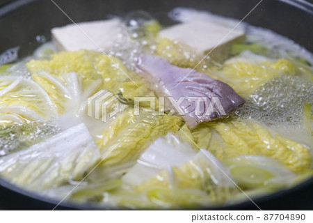 Delicious yellowtail hot pot dish Delicious yellowtail hot pot dish 87704890