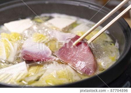 Delicious yellowtail hot pot dish Delicious yellowtail hot pot dish 87704896