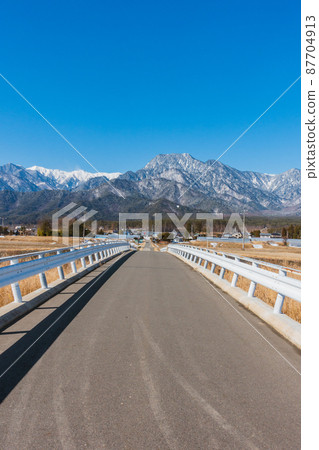 Take a picture of Mt. Ariake and the foot of the mountain from the bridge over the Chi River [Matsukawa-mura, Kitaazumi-gun] 87704913