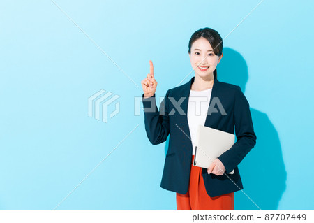 Blue-back young business woman 87707449
