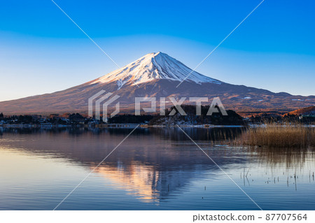 從河口湖冬景看到的晨光中的富士山 從河口湖冬景看到的晨光中的富士山 87707564