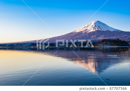 從河口湖冬景看到的晨光中的富士山 從河口湖冬景看到的晨光中的富士山 87707566