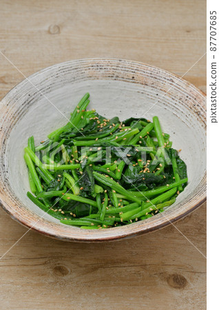 Stir-fried spinach, stir-fried vegetables, spinach. Sautéed spinach. 87707685