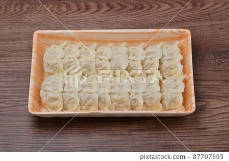 生餃子（未加熱和未煮過的餃子）。餃子，餃子，餃子，中國菜。 87707895