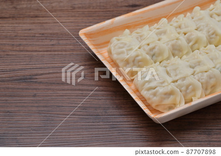 生餃子（未加熱和未煮過的餃子）。餃子，餃子，餃子，中國菜。 87707898