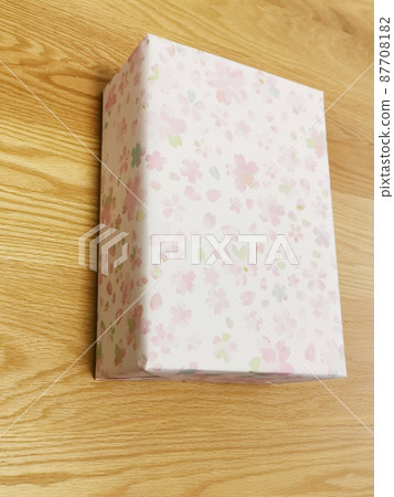 Floral box on the desk Floral box on the desk 87708182