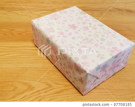 Floral box on the desk Floral box on the desk 87708185