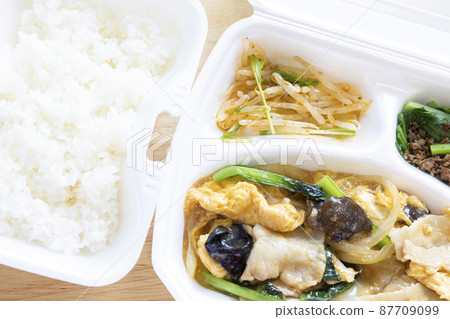 外賣美味豬肉和炒木耳蘑菇 87709099