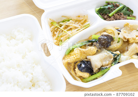 外賣美味豬肉和炒木耳蘑菇 87709102