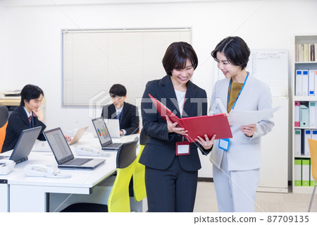 在辦公室工作的商務人士 87709135