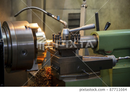 The lathe machine finishing cut the metal disc parts by lathe tools. 87711084