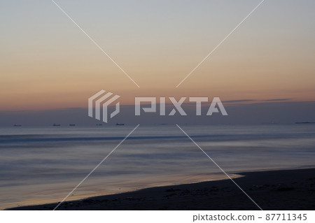 Morning on the Shimotsu coast, dawn 87711345