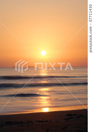 Morning on the Shimotsu coast, dawn 87711430