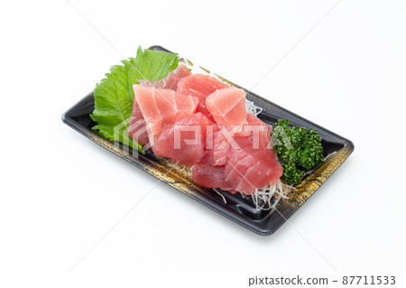 金槍魚生魚片包白色背景 87711533