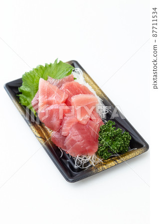 金槍魚生魚片包白色背景 金槍魚生魚片包白色背景 87711534