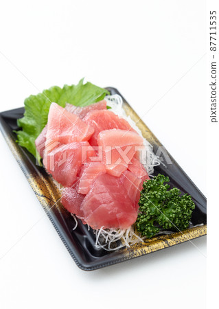 金槍魚生魚片包白色背景 87711535