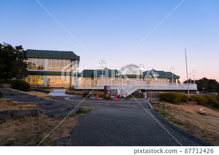 黃昏的靜岡縣濱松市濱名湖服務區 黃昏的靜岡縣濱松市濱名湖服務區 87712426