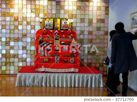 A stunning Hina doll is displayed at the entrance of the Hakone Yumoto Fujiya Hotel. A stunning Hina doll is displayed at the entrance of the Hakone Yumoto Fujiya Hotel. 87712700