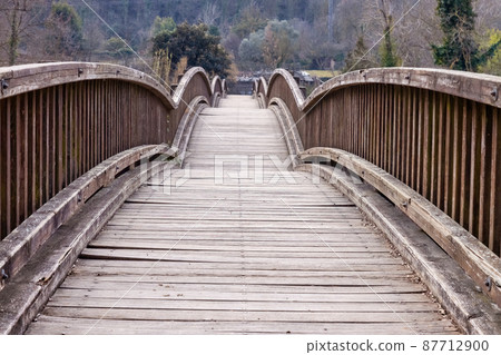 Nice wooden bridge with arcs 87712900