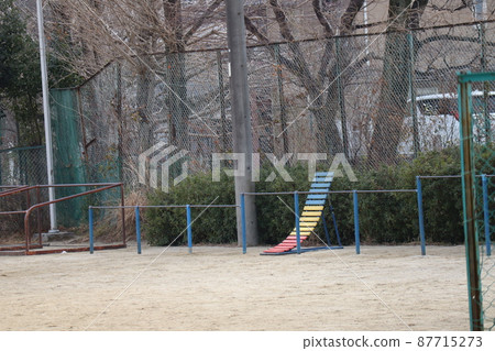 帶單槓的小學操場風景 87715273