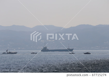 雲淡風輕的大海,群山,俯瞰城市的島嶼,油輪和漁船波光粼粼的水面,蔚藍的海面。 雲淡風輕的大海,群山,俯瞰城市的島嶼,油輪和漁船波光粼粼的水面,蔚藍的海面。 87715274