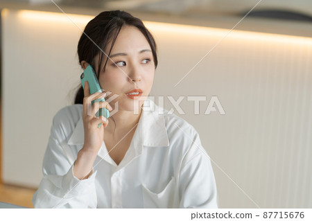 商業場景:20多歲的女性 商業場景:20多歲的女性 87715676