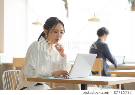 Business scene: Women in their 20s Business scene: Women in their 20s 87715783