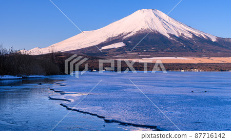 (Yamanashi Prefecture) Superb view of frozen Yamanakako and Mt. Fuji 87716142