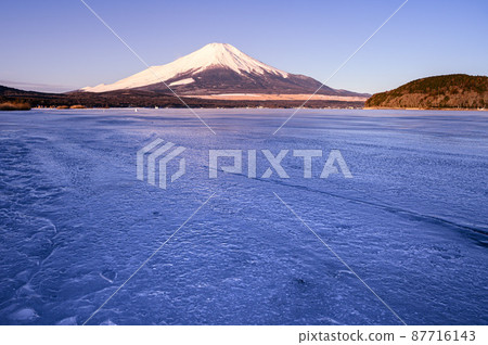 (Yamanashi Prefecture) Superb view of frozen Yamanakako and Mt. Fuji 87716143