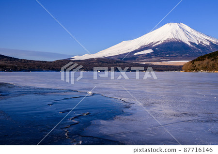 (Yamanashi Prefecture) Superb view of frozen Yamanakako and Mt. Fuji (Yamanashi Prefecture) Superb view of frozen Yamanakako and Mt. Fuji 87716146