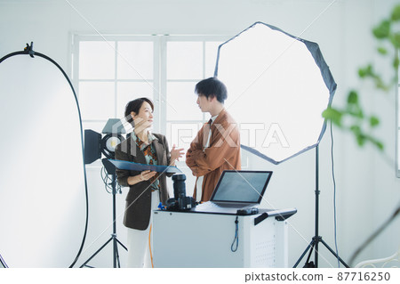 Photographer shooting 87716250