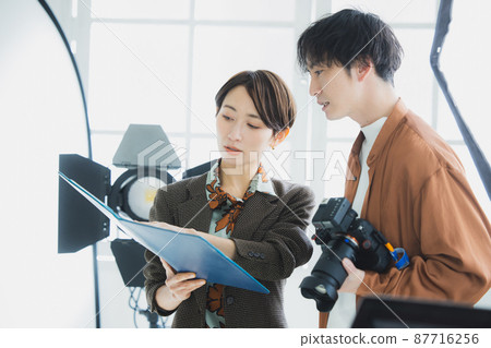 Photographer shooting 87716256