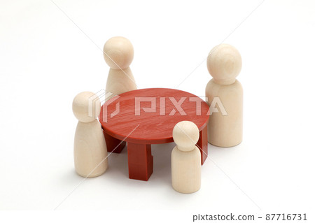 Family image surrounding Chabudai 87716731