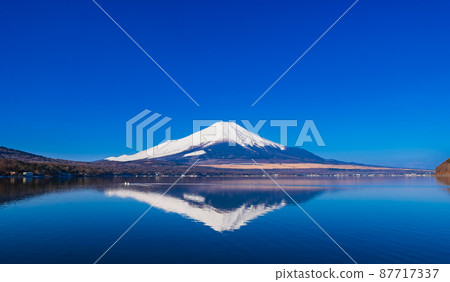 山中湖倒立的富士山冬景 87717337
