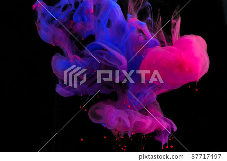 在水下蔓延的五顏六色的顏料 87717497