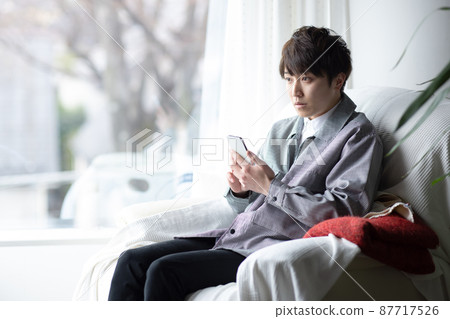 A cool man in his twenties 87717526