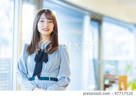 一位美麗的小姐 87717528