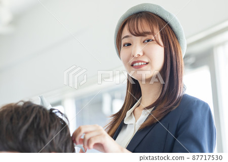 為顧客服務的可愛造型師 87717530