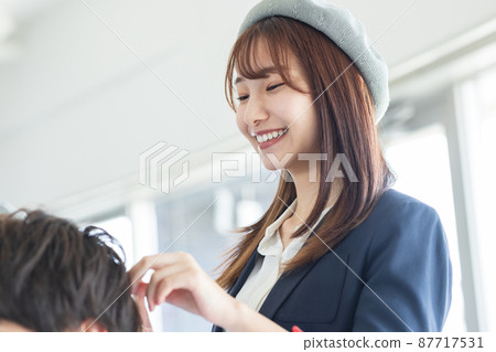 為顧客服務的可愛造型師 87717531