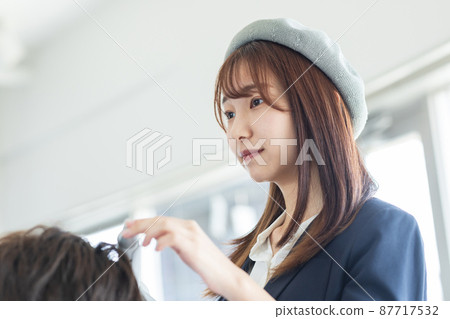 Cute stylist who serves customers 87717532