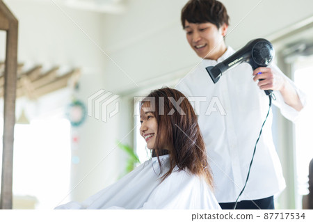 年輕的造型師 87717534