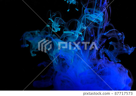 在水下蔓延的五顏六色的顏料 87717573