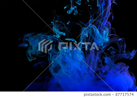 在水下蔓延的五顏六色的顏料 87717574