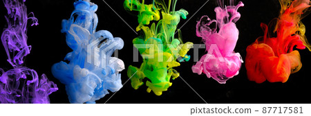 在水下蔓延的五顏六色的顏料 87717581