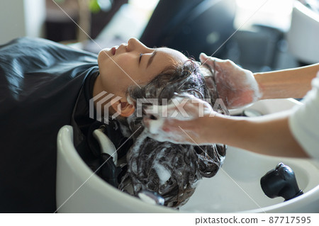 有的婦女香波在美容院 87717595