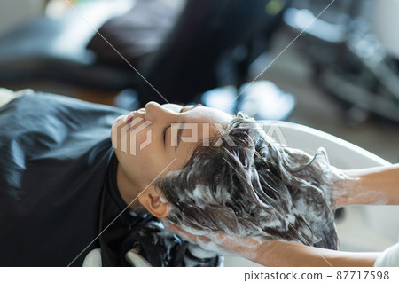 Woman having shampoo at a beauty salon Woman having shampoo at a beauty salon 87717598