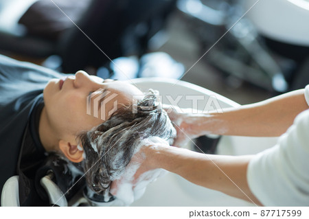 有的婦女香波在美容院 87717599