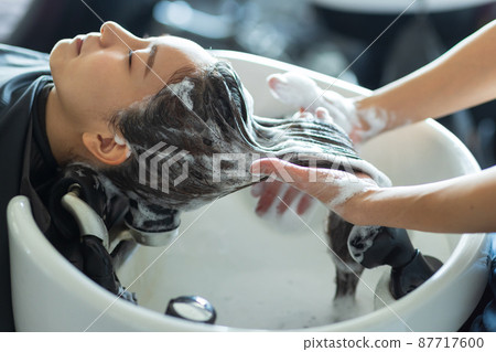有的婦女香波在美容院 87717600